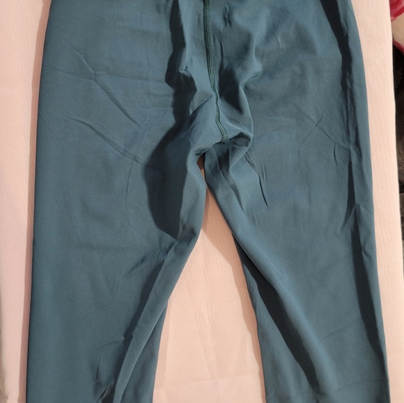 Lululemon Crop - Picture 2 of 3